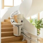 Monte-escalier moderne sur un escalier tournant, maison lumineuse
