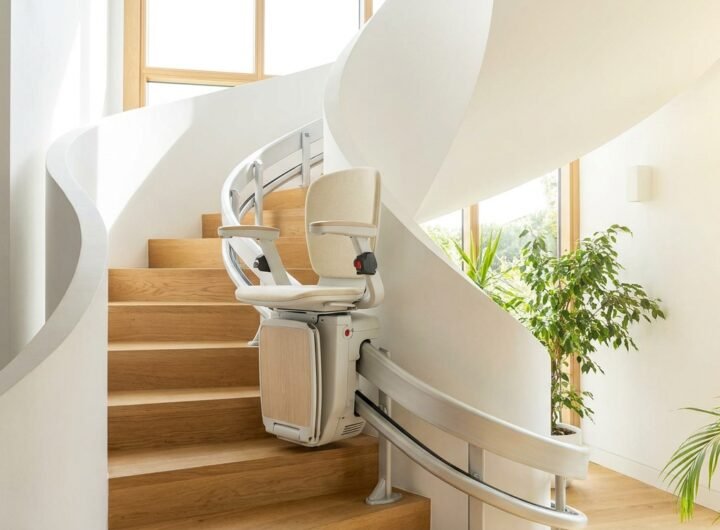 Monte-escalier moderne sur un escalier tournant, maison lumineuse