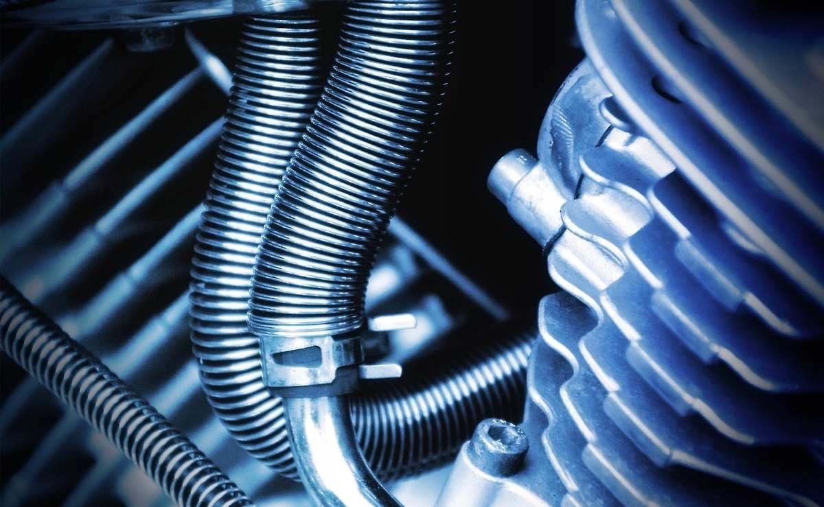 Tuyaux en acier inoxydable enroulés autour d'un moteur à pistons