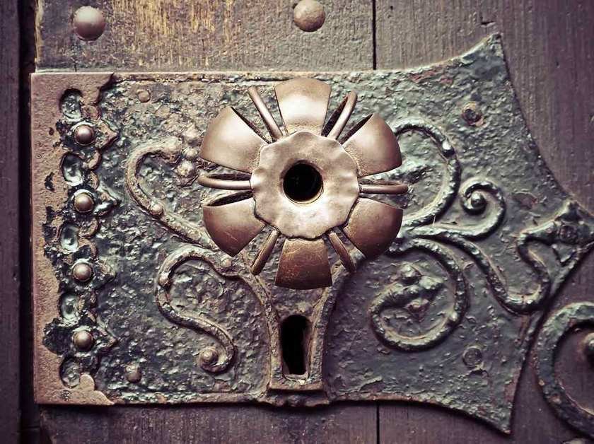 Poignée de porte qui se détache : réparer avant de remplacer