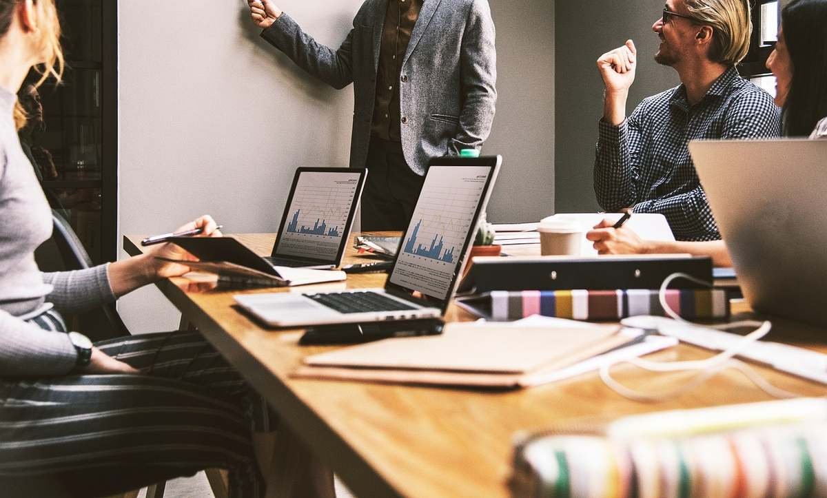 Deux professionnels lors d'une réunion de travail