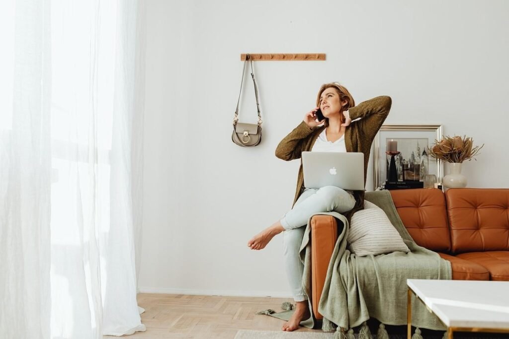 Une femme travaille à distance depuis son salon détendue