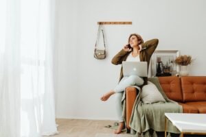 Une femme travaille à distance depuis son salon détendue