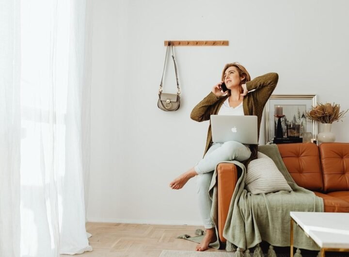 Une femme travaille à distance depuis son salon détendue